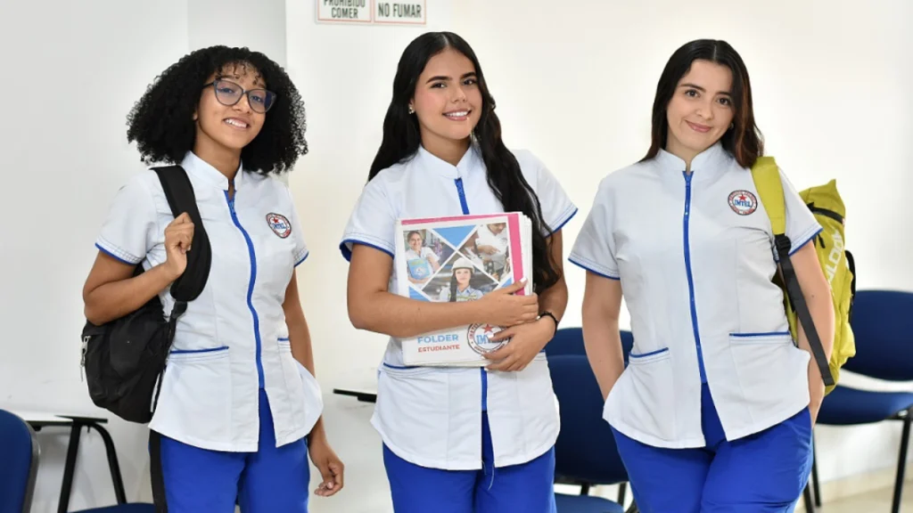 Diferencia entre un técnico laboral y una carrera profesional en Colombia