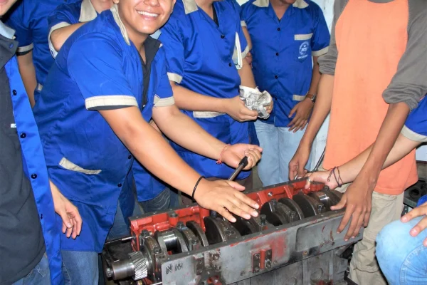 Estudiantes de mecánica diésel imtel