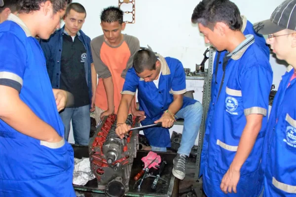 Estudiantes de mecánica diésel imtel